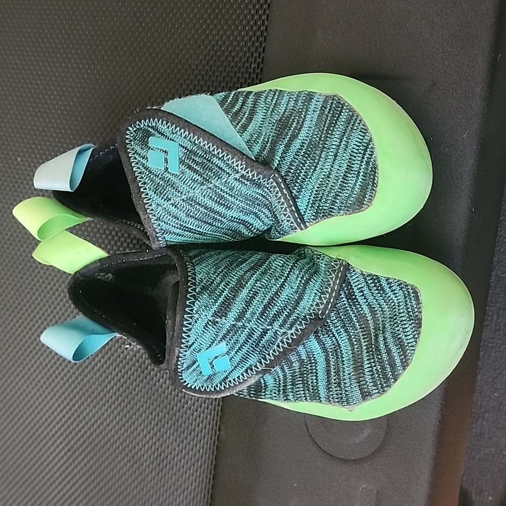 Black Diamond kids rock climbing shoes size 2